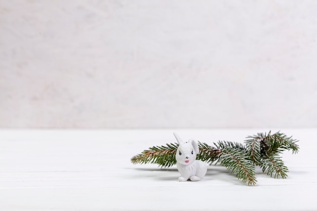 Décoration avec brindille de sapin et lapin blanc