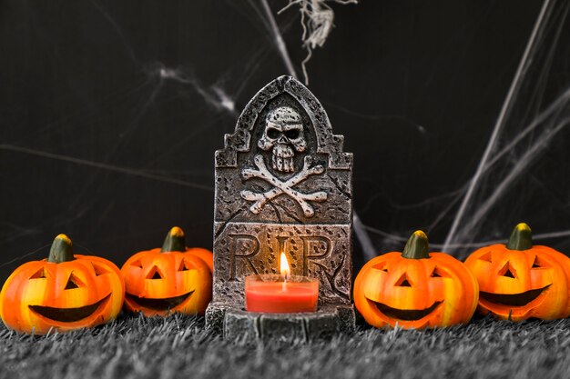 Décoration de cimetière d&#39;Halloween avec des citrouilles souriantes