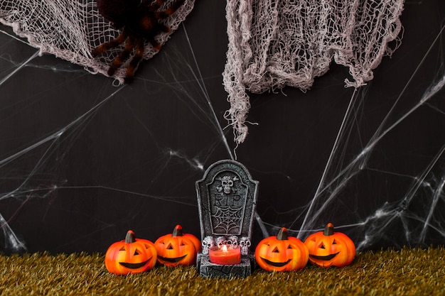 Décoration de cimetière d&#39;Halloween avec des citrouilles