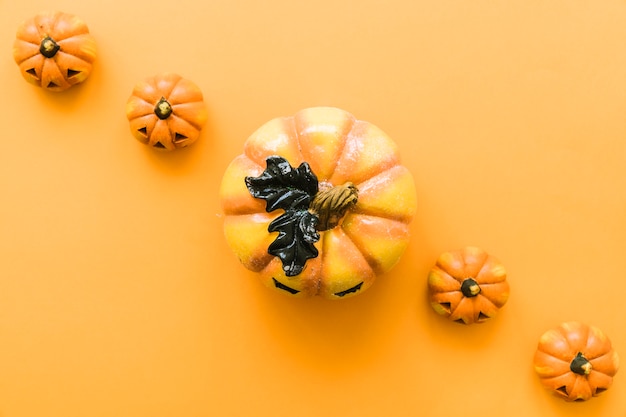 Décoration diagonale d&#39;Halloween avec cinq citrouilles