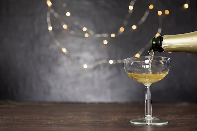 Photo gratuite décoration avec du champagne et du verre