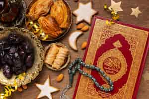 Photo gratuite décoration du nouvel an islamique avec cuisine traditionnelle et coran