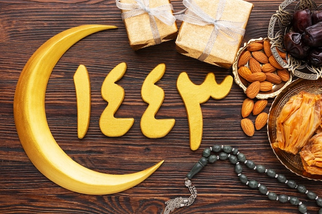 Photo gratuite décoration du nouvel an islamique avec perles de prière et symbole de la lune