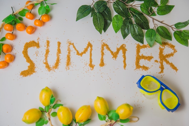 Photo gratuite décoration d'été avec des citrons et des oranges