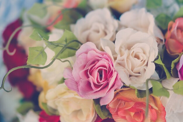 Décoration fleur artificielle sur la table (Image filtrée traitée