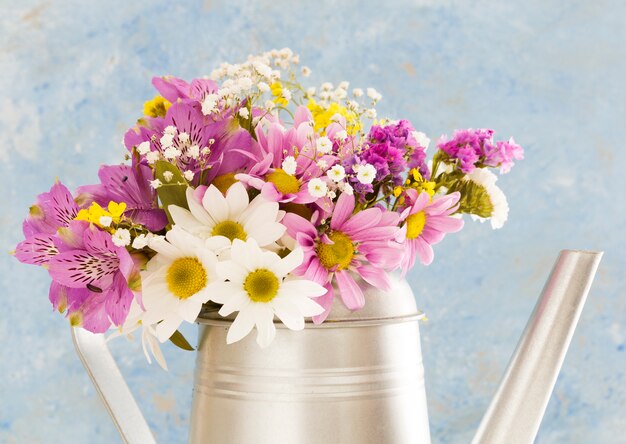 Décoration avec des fleurs dans un arrosoir