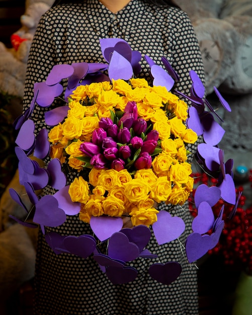 Photo gratuite décoration florale bouquet de roses jaunes et de tulipes violettes