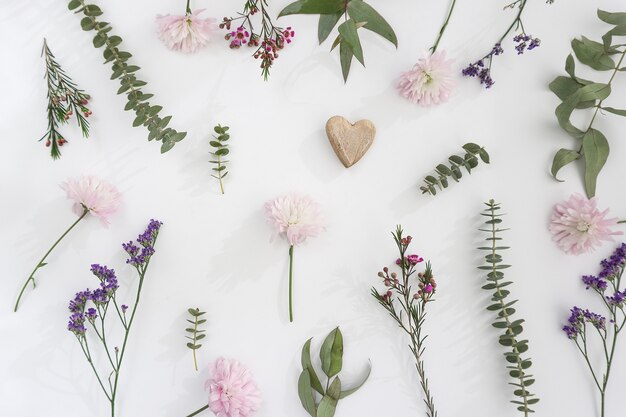 Décoration florale avec le coeur sur fond blanc