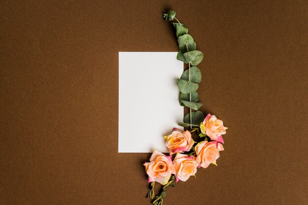Décoration florale élégante avec une feuille de papier