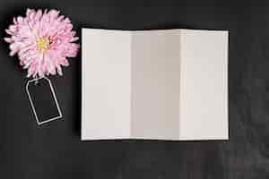 Photo gratuite décoration florale avec feuille de papier