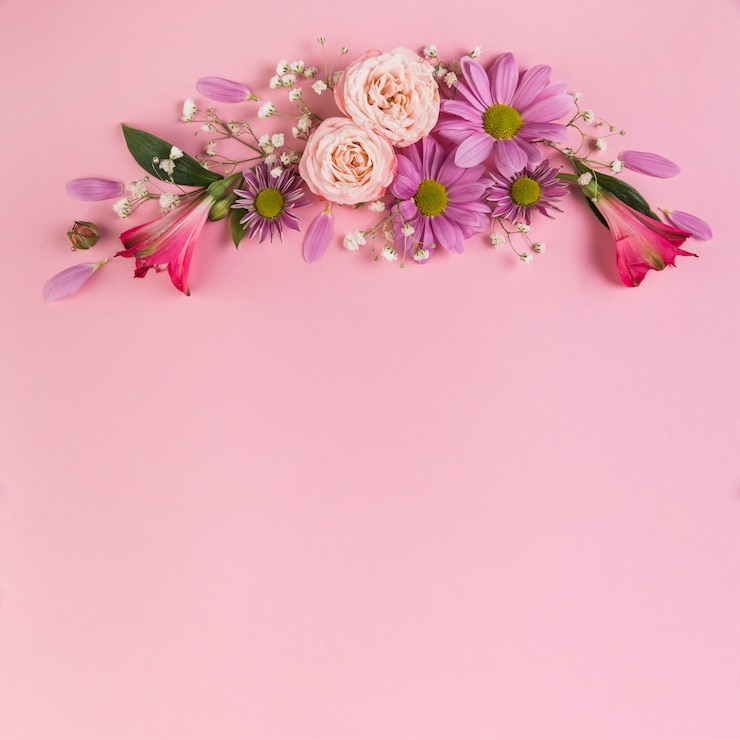 Photo gratuit décoration florale sur fond rose