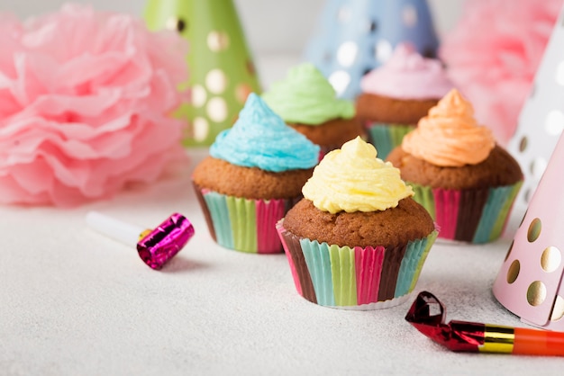 Décoration grand angle avec des chapeaux de fête et des muffins