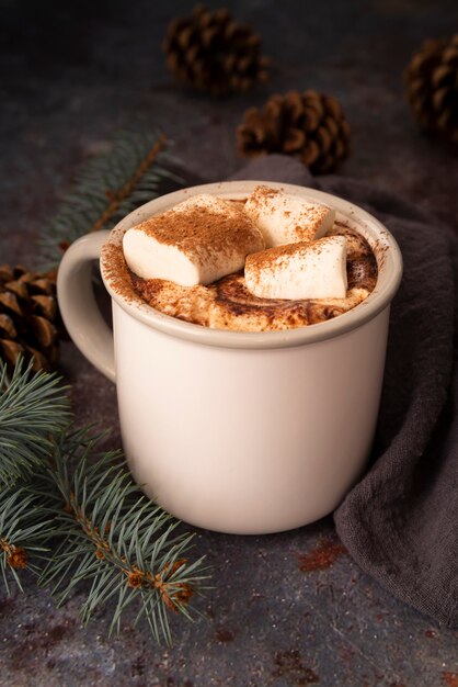 Décoration grand angle avec guimauves dans une tasse blanche