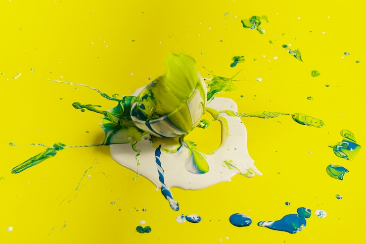 Photo gratuit décoration grand angle avec peinture jaune