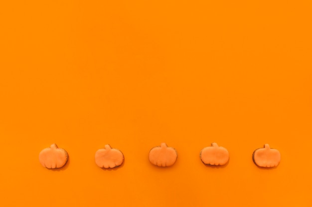 Décoration d&#39;Halloween avec des biscuits de citrouille