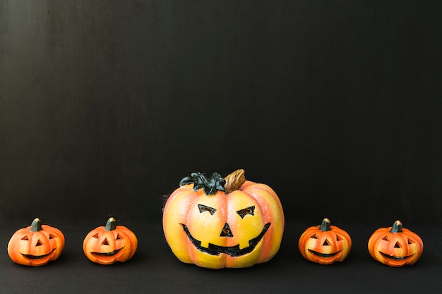 Photo gratuite décoration halloween avec cinq citrouilles