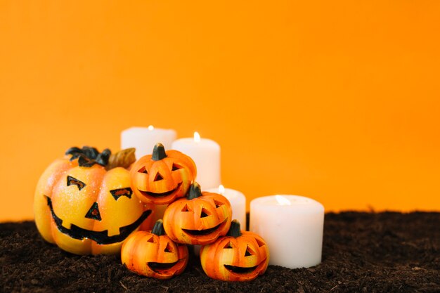 Décoration Halloween avec citrouilles et bougies
