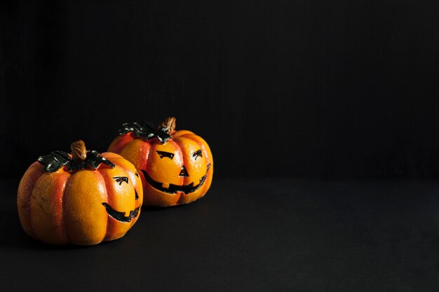 Décoration Halloween avec deux citrouilles