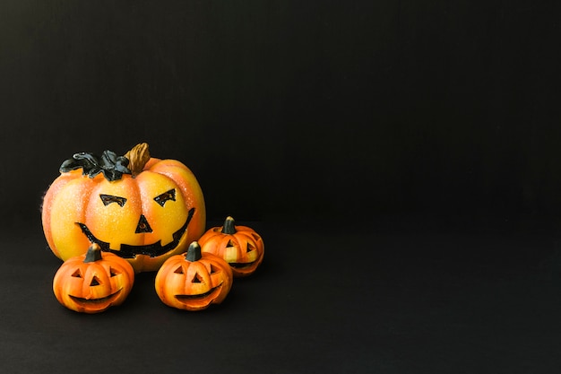 Décoration d&#39;Halloween avec quatre citrouilles