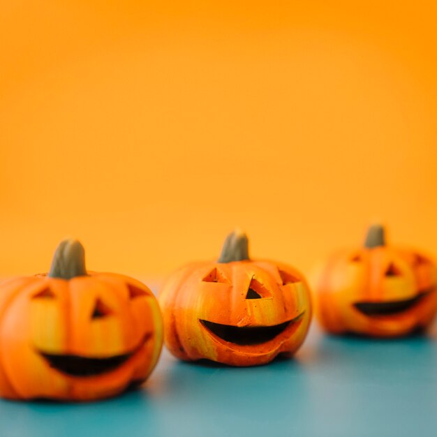 Décoration d&#39;Halloween avec trois citrouilles amicales