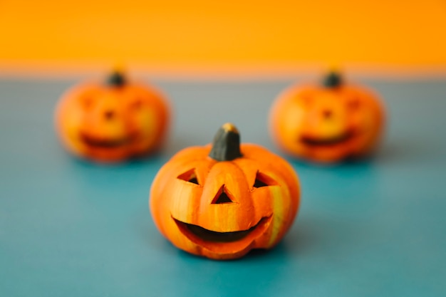 Décoration d&#39;Halloween avec trois citrouilles moyennes