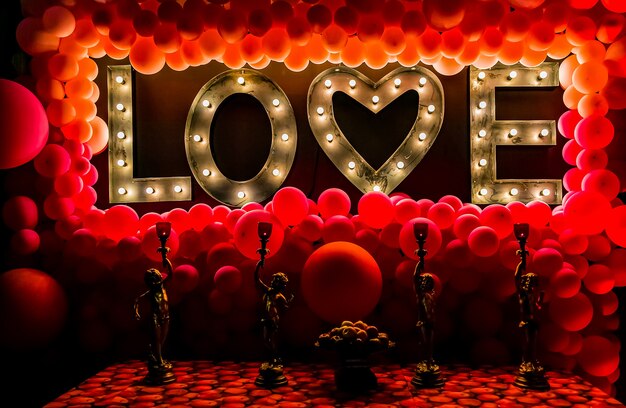 Décoration intérieure à thème romantique dans un restaurant pour la Saint-Valentin