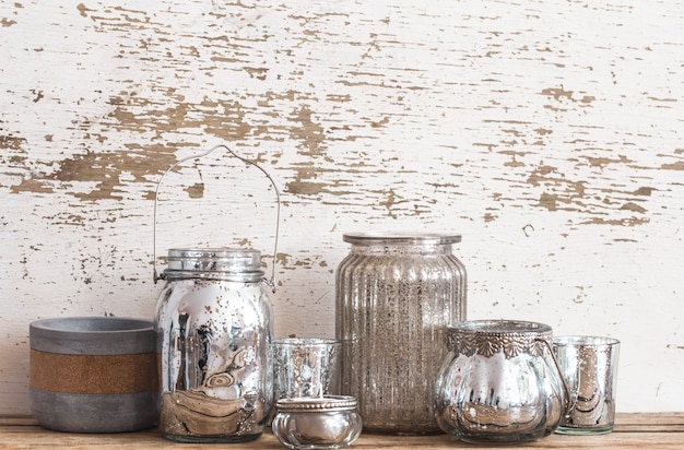 décoration de maison. différents vases sur mur en bois