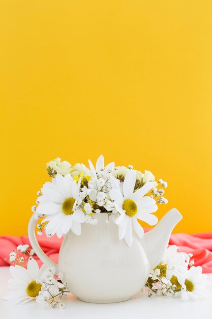 Décoration avec marguerites blanches et fond jaune