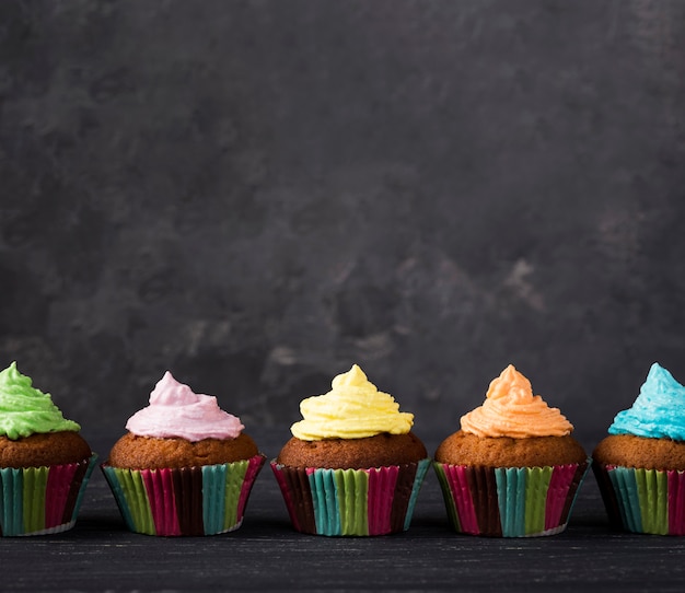 Décoration avec muffins avec glaçage coloré