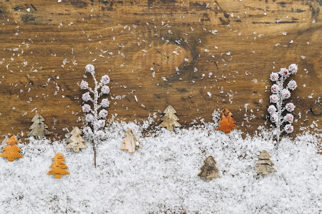 Photo gratuite décoration de neige de noël avec un espace sur le dessus