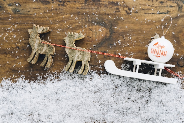 Décoration de neige de Noël avec traîneau blanc