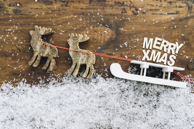 Photo gratuite décoration de neige de noël avec traîneau