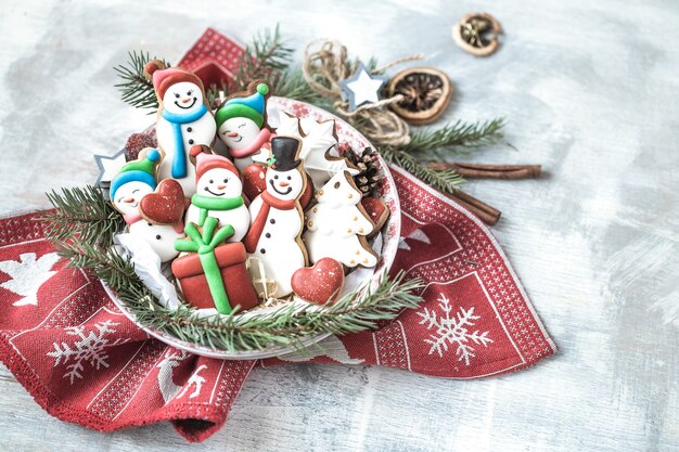 Décoration de Noël avec des biscuits festifs