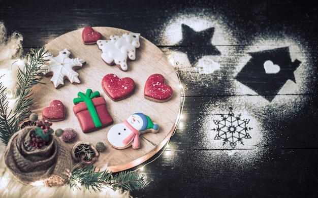 Décoration de Noël avec des biscuits festifs