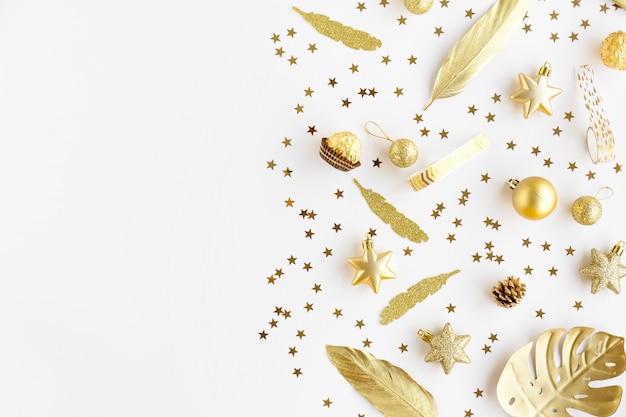 Photo gratuite décoration de noël dorée sur blanc