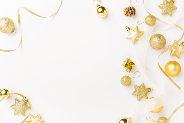 Décoration de Noël dorée sur blanc