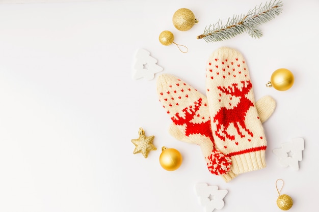 Décoration de Noël dorée sur blanc