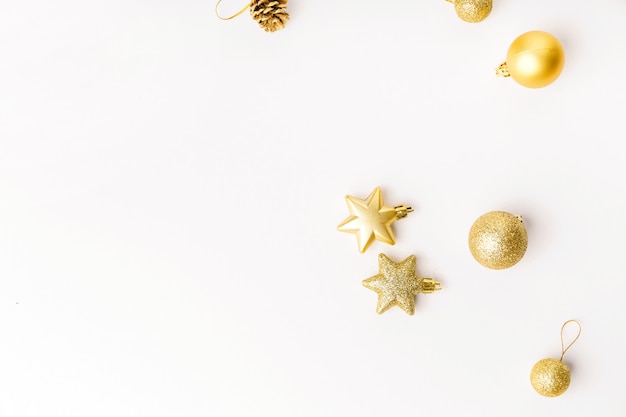 Décoration de Noël dorée sur blanc