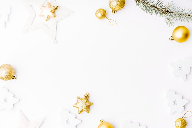 Décoration de Noël dorée sur blanc