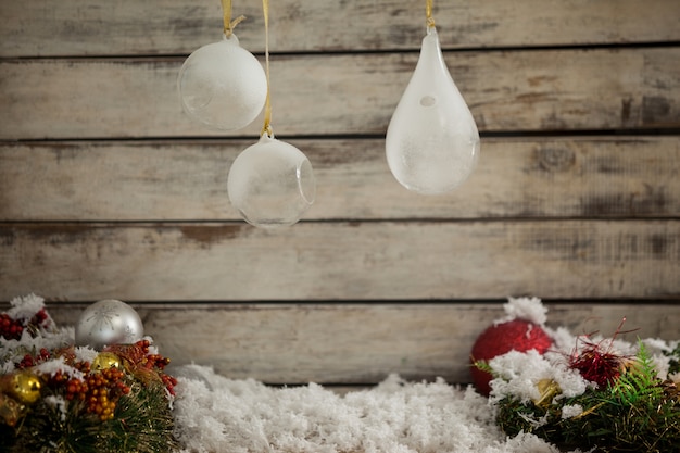 Photo gratuite décoration de noël avec de la fausse neige et ampoules