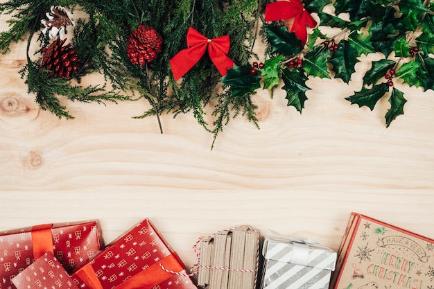 Photo gratuite décoration de noël avec gui et cadeaux