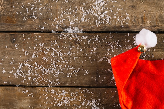 Photo gratuite décoration de noël avec neige et chapeau