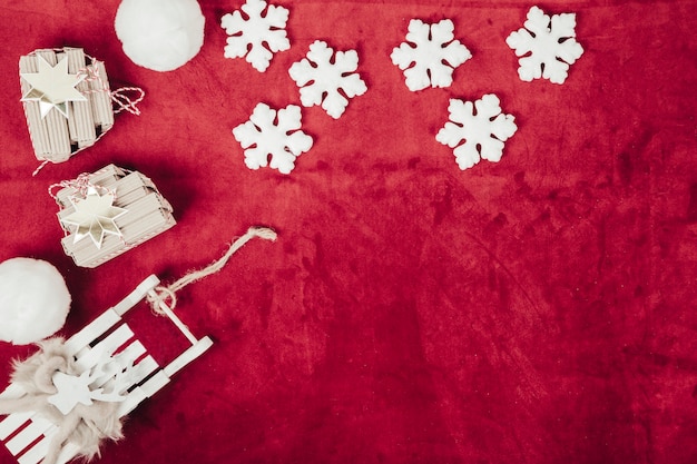 Décoration de Noël avec neige et traîneau