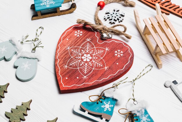 Décoration de Noël avec des objets de coeur et d&#39;hiver