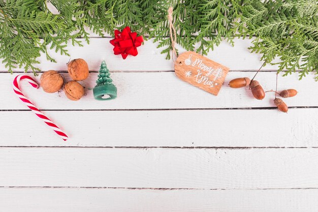 Décoration de Noël sur une planche en bois blanche