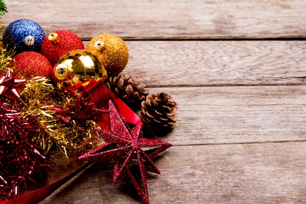 Décoration de Noël sur des planches en bois