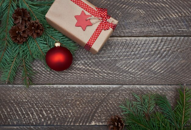 Décoration de Noël sur des planches de bois