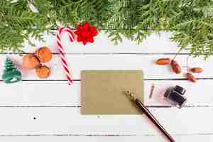 Photo gratuite décoration de noël près de carton et stylo