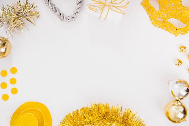 Décoration de noël sur table blanche