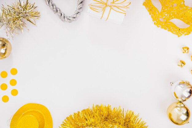 Décoration de noël sur table blanche